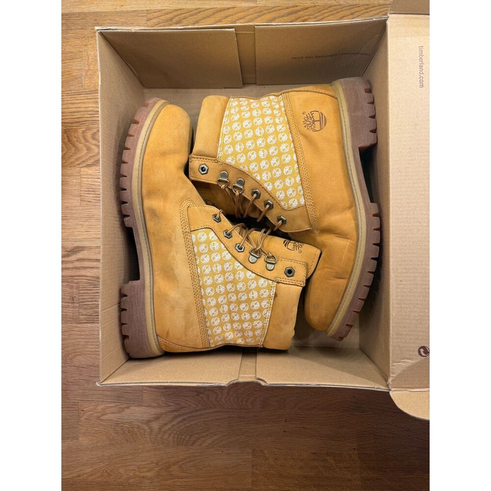 Timberland 6" Monogram Boots Men's Size 9.5 Wheat Logo Print Leather 45594